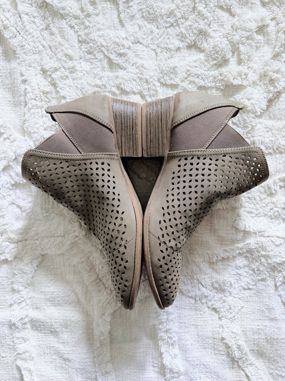 Seychelles Taupe Perforated Cutout Ankle Booties Size 10 Block Heel